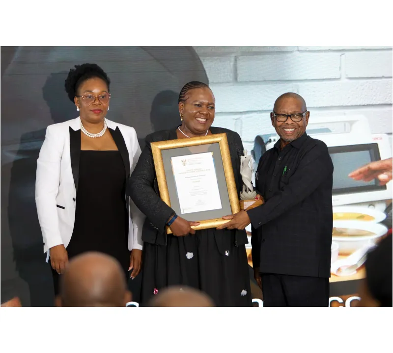 Prof. Tebogo Mothiba receives the Distinguished Woman Researcher award in the Innovation for Impact category from Prof. Blade Nzimande, MP, Minister of Science, Technology and Innovation. [Photo credit to be confirmed — DSTI]